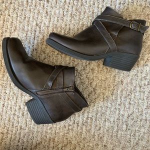 •• Heeled Dark brown booties••